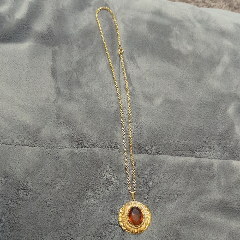 Elegant Gold Pendant Necklace